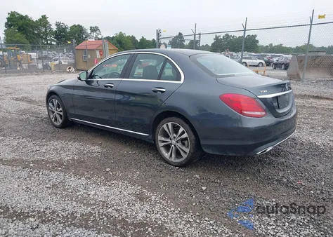 2015 Mercedes-Benz C 300 4Matic z USA, uszkodzony, nr VIN 55SWF4KB4FU030464